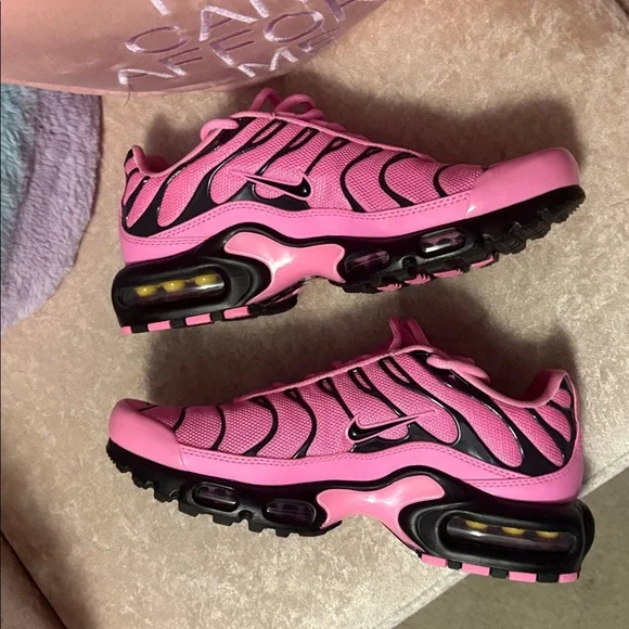 Nike Women's Pink &Black Sneakers Brand New! Size 7! - Picture 1 of 8